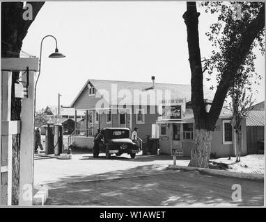 Arvin Comté de Kern, en Californie. Photographie faite à partir de l'entrée de l'Arvin ferme Camp de travaux forcés (F.S.A . . . ; Portée et contenu : la légende complète se lit comme suit : Arvin Comté de Kern, en Californie. Photographie faite à partir de l'entrée de l'Arvin ferme Camp de travaux forcés (F.S.A.). Montre l'Arvin magasin co-op et station-service, cette coopérative créée le 15 décembre 1939, par 60 membres du camp qui ont chacun versé 1 pour démarrer l'entreprise. Les pompes à essence sont maintenant payés pour un tiers et le magasin a versé un dividende de 14 pour cent en mars 1940. Deux autres camps (F.S.A.) ont entamé une coopération similaire de collaboration. Banque D'Images