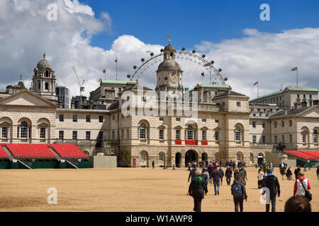 Le Household Cavalry Museum Horse Guards Parade à la Westminster London Angleterre avec des foules et le London Eye Banque D'Images