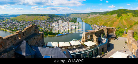 Vue panoramique aérienne sur la ville Bernkastel, la Moselle, la vallée de la rivière et la cour du château de Landshut. Bernkastel-Kues, Allemagne Banque D'Images