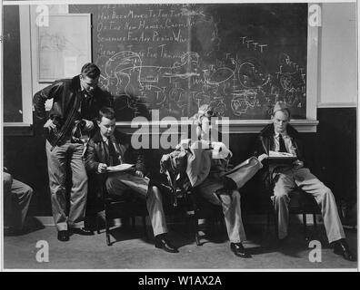 Les cadets de l'aviation dans le houblon attendent prêt prix à Kingsville, Naval Air Training Centre, Corpus Christi, Texas., 11/1942 ; notes générales : utilisation de la guerre et des conflits Nombre 734 lors de la commande d'une reproduction ou demande d'informations sur cette image. Banque D'Images