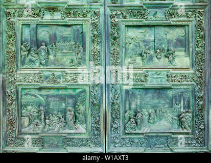 Sur la porte de la cathédrale de Pise sur la Piazza dei Miracoli ou la Place des Miracles à Pise, Italie Banque D'Images