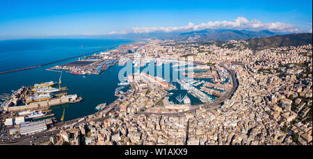 Vue panoramique aérienne du port de Gênes. Gênes ou Naples est la capitale de la région de Ligurie en Italie. Banque D'Images