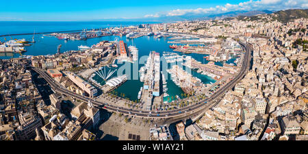 Vue panoramique aérienne du port de Gênes. Gênes ou Naples est la capitale de la région de Ligurie en Italie. Banque D'Images