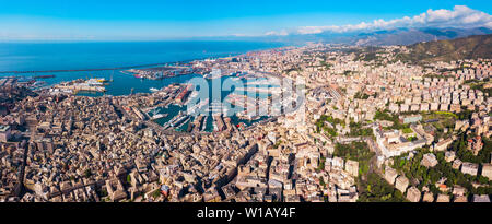 Vue panoramique aérienne du port de Gênes. Gênes ou Naples est la capitale de la région de Ligurie en Italie. Banque D'Images