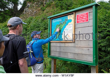 Les randonneurs Vérification de l'information sur l'île de Kerrera, hébrides intérieures, Ecosse Banque D'Images