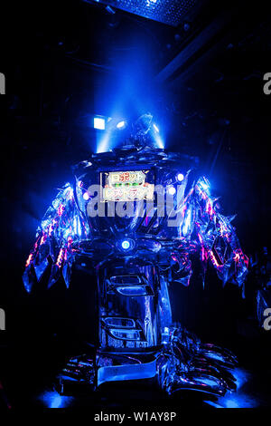 Un oiseau géant robot apparaît au cours de la performance au Restaurant du robot, Tokyo, Japon Banque D'Images