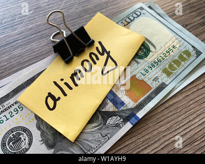 Paiements de pension alimentaire. Pile de dollars avec l'argent de la pension alimentaire et de la signer. Divorce et séparation concept. Banque D'Images