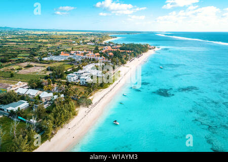Drone aérien view at luxury resorts et le littoral à Belle Mare Plage sur l'île Maurice. La tonalité de l'image. Banque D'Images