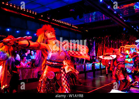 Dancers performing au Restaurant du robot, Tokyo, Japon Banque D'Images