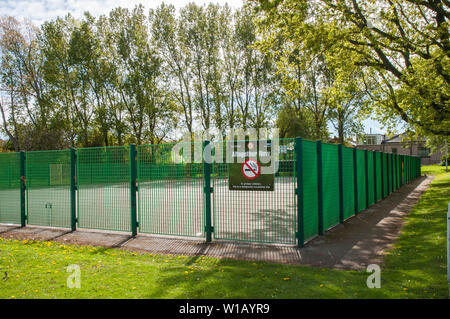 Aucun signe de fumer sur une clôture autour de zone sportive pour protéger les enfants sur les partk à Blackpool Lancashire England UK Banque D'Images