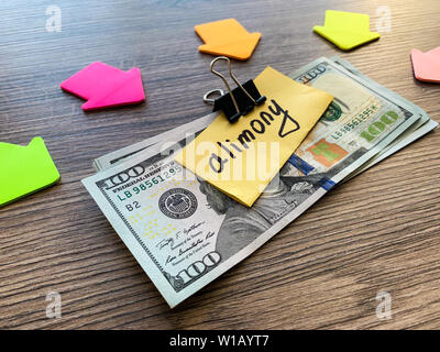 Paiements de pension alimentaire. Pile de dollars avec l'argent de la pension alimentaire et de la signer. Divorce et séparation concept Banque D'Images