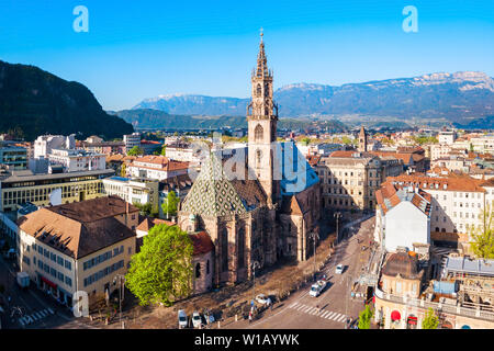 La Cathédrale ou Duomo di Bolzano Bolzano aerial vue panoramique, situé dans la ville de Bolzano, dans le Tyrol du Sud, Italie Banque D'Images