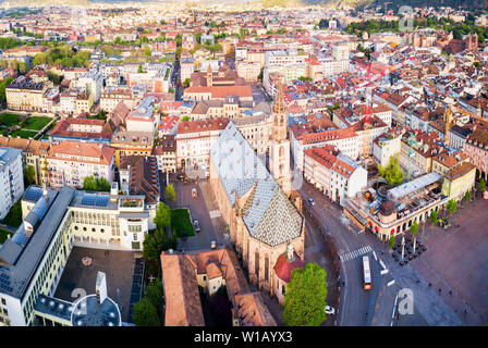 La Cathédrale ou Duomo di Bolzano Bolzano aerial vue panoramique, situé dans la ville de Bolzano, dans le Tyrol du Sud, Italie Banque D'Images