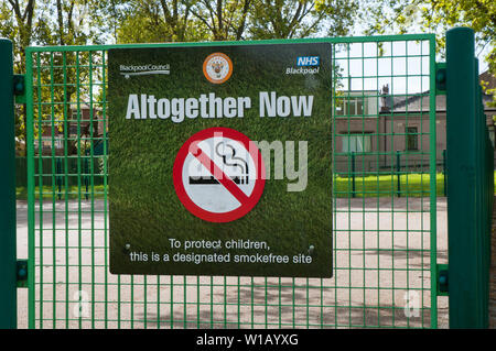 Aucun signe de fumer sur une clôture autour de zone sportive pour protéger les enfants sur les partk à Blackpool Lancashire England UK Banque D'Images