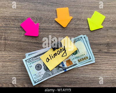 Paiements de pension alimentaire. Pile de dollars avec l'argent de la pension alimentaire et de la signer. Divorce et séparation concept Banque D'Images