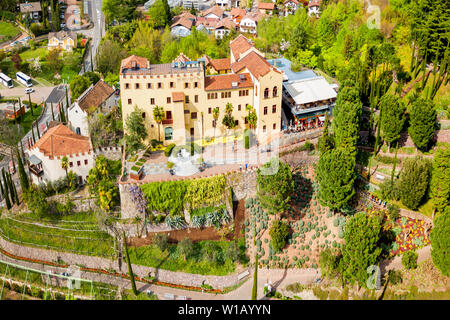 Vue aérienne de l'Jardins du château de Trauttmansdorff, un jardin botanique situé dans la ville de Merano en Italie du nord Banque D'Images