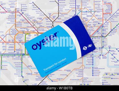 London / UK - 1er juillet 2019 - Carte de voyage d'huîtres sur une carte du métro de Londres Banque D'Images