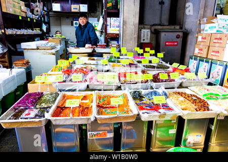 Vendeur de fruits de mer au marché aux poissons de Tsukiji à Tokyo, Japon Banque D'Images