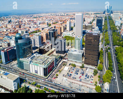 Vue panoramique aérienne des quartiers d'affaires d'AZCA et CTBA à Madrid, Espagne Banque D'Images