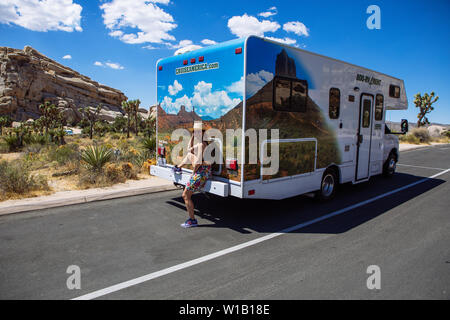 Une femme de l'extérieur un RV dans Joshua Tree National Park, California, USA Banque D'Images