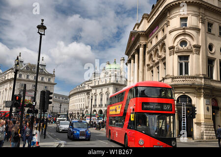 Bus rouge et bleu de taxi à Coventry et rues Haymarket avec le quadrant et le London Pavilion à Piccadilly Circus, Westminster London England Banque D'Images
