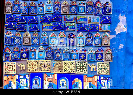 Souvenirs et cadeaux dans les rues de Chefchaouen. Belle aimants sur les rues du Maroc. Maroc Chefchaouen, 24 avril, 2019 Banque D'Images