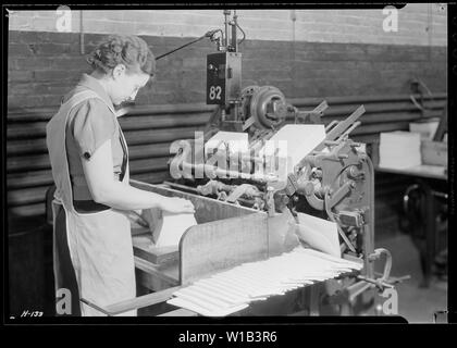 Beulah Wilhelm, Wanola 205 Street, Kingsport, Tennessee. L'habileté et l'expérience sont nécessaires pour cette opération-- machine de basculer. L'opérateur a eu huit ans d'expérience dans la presse Kingsport, cinq ans sur cette opération. Comme beaucoup d'autres à l'usine, elle a été élevé sur une ferme. Banque D'Images