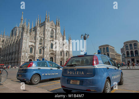 Milan Italie 29 Juin 2019 : voiture de police sur la Piazza Duomo à Milan pour contrôler et prévenir le danger d'attaques sur la cathédrale Banque D'Images
