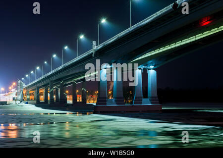 Vue de nuit sur le pont au-dessus de la rivière illuminée Don à Rostov-on-Don en Russie. Banque D'Images