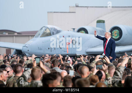 Pyeongtaek, la Corée du Sud. 30 Juin, 2019. Le président Donald J. Trump vagues lorsqu'il est acclamé par le personnel militaire et leurs familles Dimanche, 30 juin 2019, à Osan Air Base à Pyeongtaek, la Corée du Sud. People : Le président Donald Trump, Président de Kim Jong Un PeopleÕs démocratique République de Corée : Tempête Crédit Media Group/Alamy Live News Banque D'Images