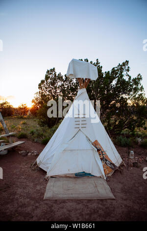 Tente Tipi fait-main dans une alternative Eco friendly Glamping camping 'Le Nid' à Williams, Arizona, USA, près de the Grand Canyon Banque D'Images