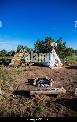 Tente Tipi fait-main et feu de camp dans une alternative Eco friendly Glamping camping 'Le Nid' à Williams, Arizona, USA, près de the Grand Canyon Banque D'Images