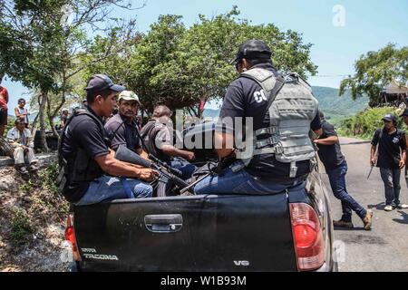 Mouvement de défense de l'automobile à Michoacan Mexique. Communauté armés, les caniches de civils armés, la population en guerre contre des hommes armés, les cartels de drogue et de la mafia mexicaine. Cornes de chèvre et armes. La population innocente est armé pour lutter contre le crime organisé (JoseEstradaSerafin NortePhoto.com) / Photo : Movimiento de Auto defensas en Michoacan Mexique. Algarve, pobacion armada armada civile, poblacion en guerra contra los sicarios , carteles de la droga y mafia mexicana. Cuernos de chivo y armas largas. poblacion inocente se arma para pelear contra el crimen organizado (JoseEstradaSerafin NortePhot / Photo : Banque D'Images