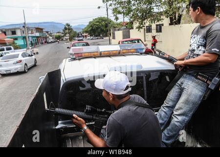 Mouvement de défense de l'automobile à Michoacan Mexique. Communauté armés, les caniches de civils armés, la population en guerre contre des hommes armés, les cartels de drogue et de la mafia mexicaine. Cornes de chèvre et armes. La population innocente est armé pour lutter contre le crime organisé (JoseEstradaSerafin NortePhoto.com) / Photo : Movimiento de Auto defensas en Michoacan Mexique. Algarve, pobacion armada armada civile, poblacion en guerra contra los sicarios , carteles de la droga y mafia mexicana. Cuernos de chivo y armas largas. poblacion inocente se arma para pelear contra el crimen organizado (JoseEstradaSerafin NortePhot / Photo : Banque D'Images