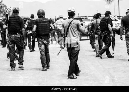 Mouvement de défense de l'automobile à Michoacan Mexique. Communauté armés, les caniches de civils armés, la population en guerre contre des hommes armés, les cartels de drogue et de la mafia mexicaine. Cornes de chèvre et armes. La population innocente est armé pour lutter contre le crime organisé (JoseEstradaSerafin NortePhoto.com) / Photo : Movimiento de Auto defensas en Michoacan Mexique. Algarve, pobacion armada armada civile, poblacion en guerra contra los sicarios , carteles de la droga y mafia mexicana. Cuernos de chivo y armas largas. poblacion inocente se arma para pelear contra el crimen organizado (JoseEstradaSerafin NortePhot / Photo : Banque D'Images