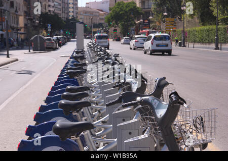 Une zone activée pour le stationnement des vélos que la ville donne aux utilisateurs Conseil louer Banque D'Images