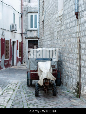 Petit tracteur dans une petite ruelle de la ville de Cres (Croatie) Banque D'Images