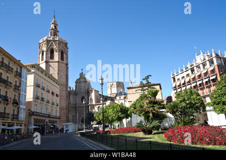 Vue panoramique de l'entrée de l'un fer à repasser de la cathédrale de Valence vu de la Plaza de la Reina Banque D'Images