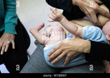 Bebe Qui Pleure Apres La Vaccination Avec L Aide De Bande Ou Le Platre Dans La Cuisse Reconforte Par Sa Mere Qui Allaite Lui Photo Stock Alamy