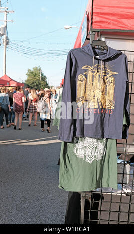 Les vêtements Cleveland sont accrochés à une tente d'artiste au marché de nuit du 21 juin 2019 dans le quartier Asiatown de Cleveland, Ohio, États-Unis. Banque D'Images