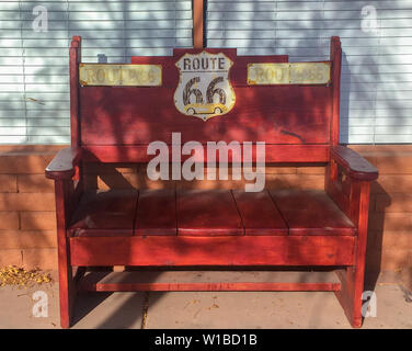 Banc extérieur Route 66 un magasin à Winslow en Arizona Banque D'Images