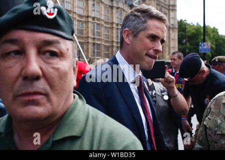 La Grande-Bretagne l'ancien secrétaire d'État à la défense Gavin Williamson parle avec anciens combattants qui protestent contre l'accusation d'anciens soldats britanniques pour les meurtres de guerre lors d'une manifestation devant les Chambres du Parlement. La manifestation centrée sur l'affaire en cours de la encore les "soldat sans nom F', accusé de deux chefs de meurtre au meurtre sur le Dimanche sanglant à Londonderry, en Irlande du Nord, en 1972. Banque D'Images