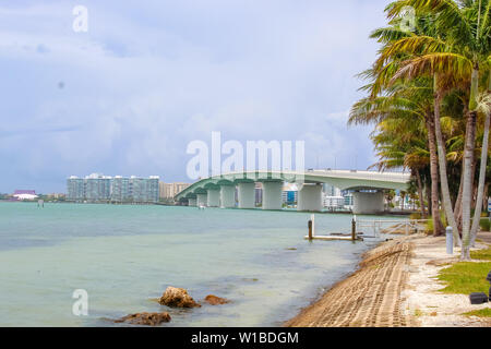 John Ringling Bridge à partir de clés d'oiseaux du parc de voiture, après une tempête - Sarasota, Floride - 9 juin 2019 Banque D'Images