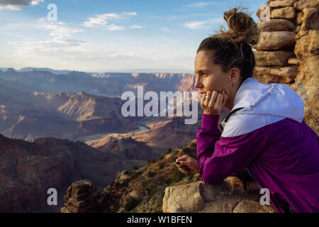 De race blanche, curly haired woman touristiques regardant le coucher du soleil de Desert View, le Parc National du Grand Canyon, Arizona, USA Banque D'Images