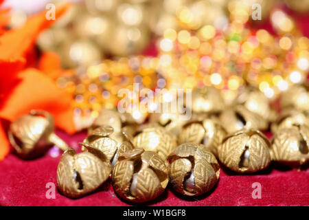 Pieds de clochettes d'or bracelet de danseuse indienne classique avec des ornements pour la danse classique bharatanatyam dans selective focus Banque D'Images