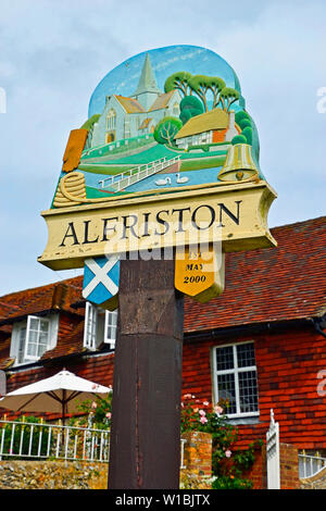 Alfriston signe sur le village vert, Alfriston, East Sussex, UK Banque D'Images