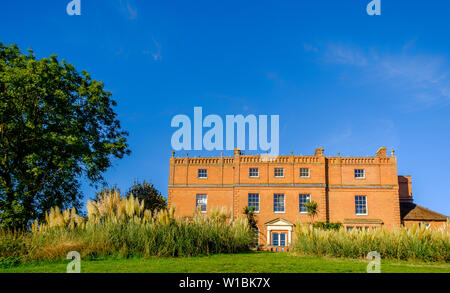 Watford, Royaume-Uni, septembre 2018, vue sur l'entrée latérale de l'hôtel Grove par une journée ensoleillée, Hertfordshire, Angleterre Banque D'Images