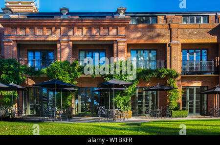 Watford, Royaume-Uni, septembre 2018, vue sur la terrasse arrière de l'hôtel Grove par une journée ensoleillée, Hertfordshire, Angleterre Banque D'Images