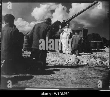 Aumônier Dennis Murphy célèbre la messe pour les hommes de 65e Bataillon AAA, à Bolo Point, Okinawa. ; notes générales : utilisation de la guerre et des conflits Nombre 1464 lors de la commande d'une reproduction ou demande d'informations sur cette image. Banque D'Images