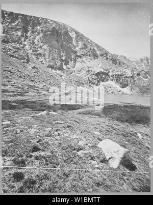 Lacs de Chicago, le Mont Rosalie ; Anglais : en termes de noms de lieux modernes, c'est une vue du flanc du mont Warren, passant à gauche, et un petit aperçu du Mont Evans, à droite, encadrée dans le col qui sépare les lacs de Chicago Summit Lake ; bas Chicago Lake est au premier plan. Banque D'Images